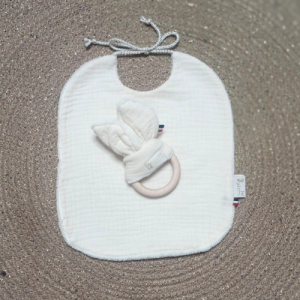 Coffret naissance anneau de dentition et bavoir en double gaze de coton écru