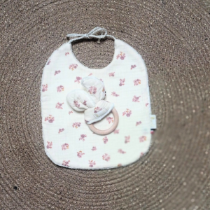 Coffret naissance anneau de dentition et bavoir en double gaze de coton rosa