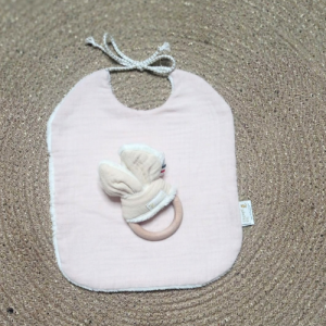 Coffret naissance anneau de dentition et bavoir en double gaze de coton rose poudré