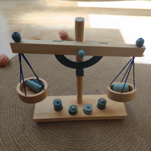 Balance en bois « petit marché »